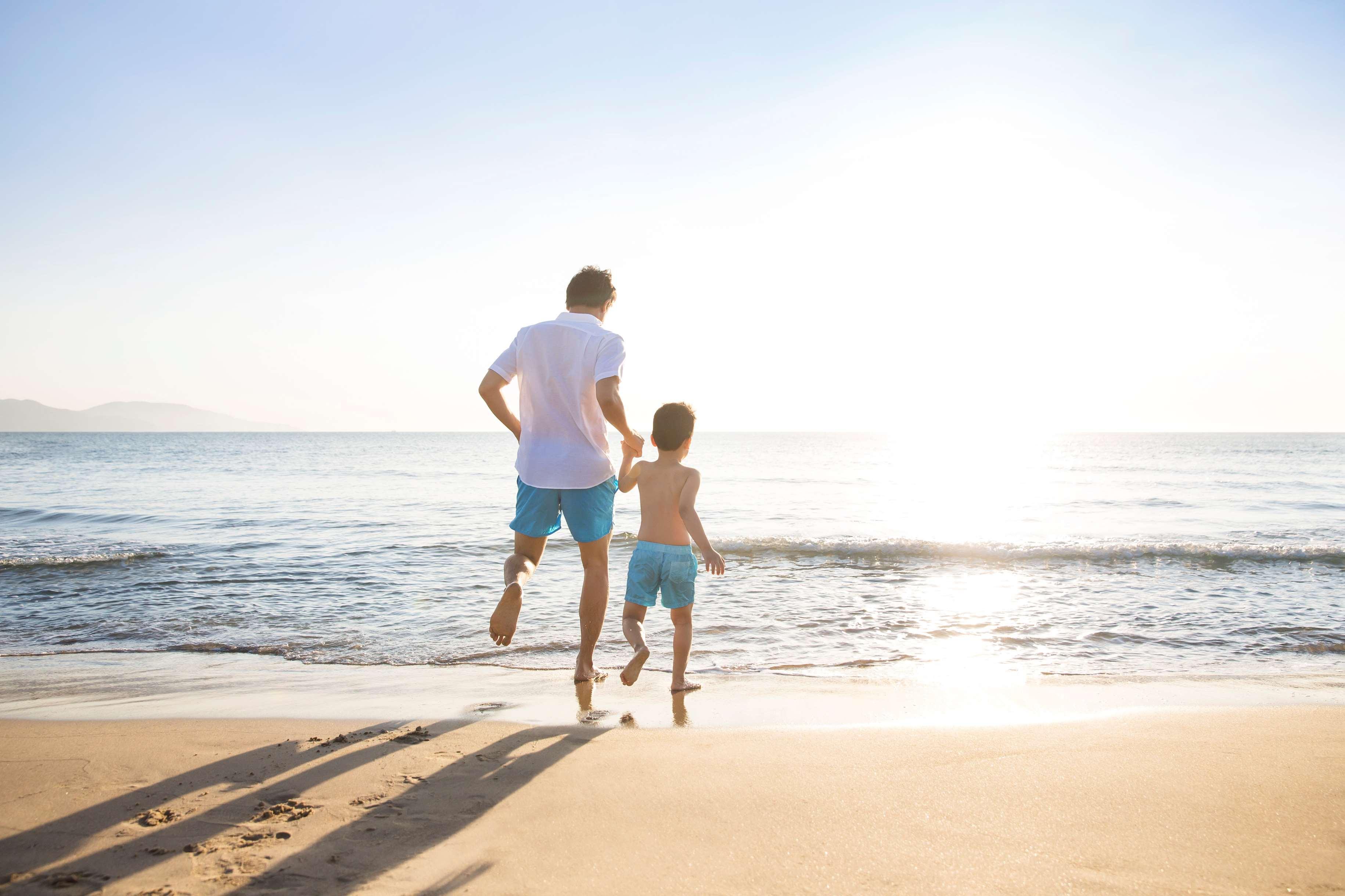 حياة ريجنسي دانينج ريزورت آند سبا دا نانغ المظهر الخارجي الصورة A father and son on a beach