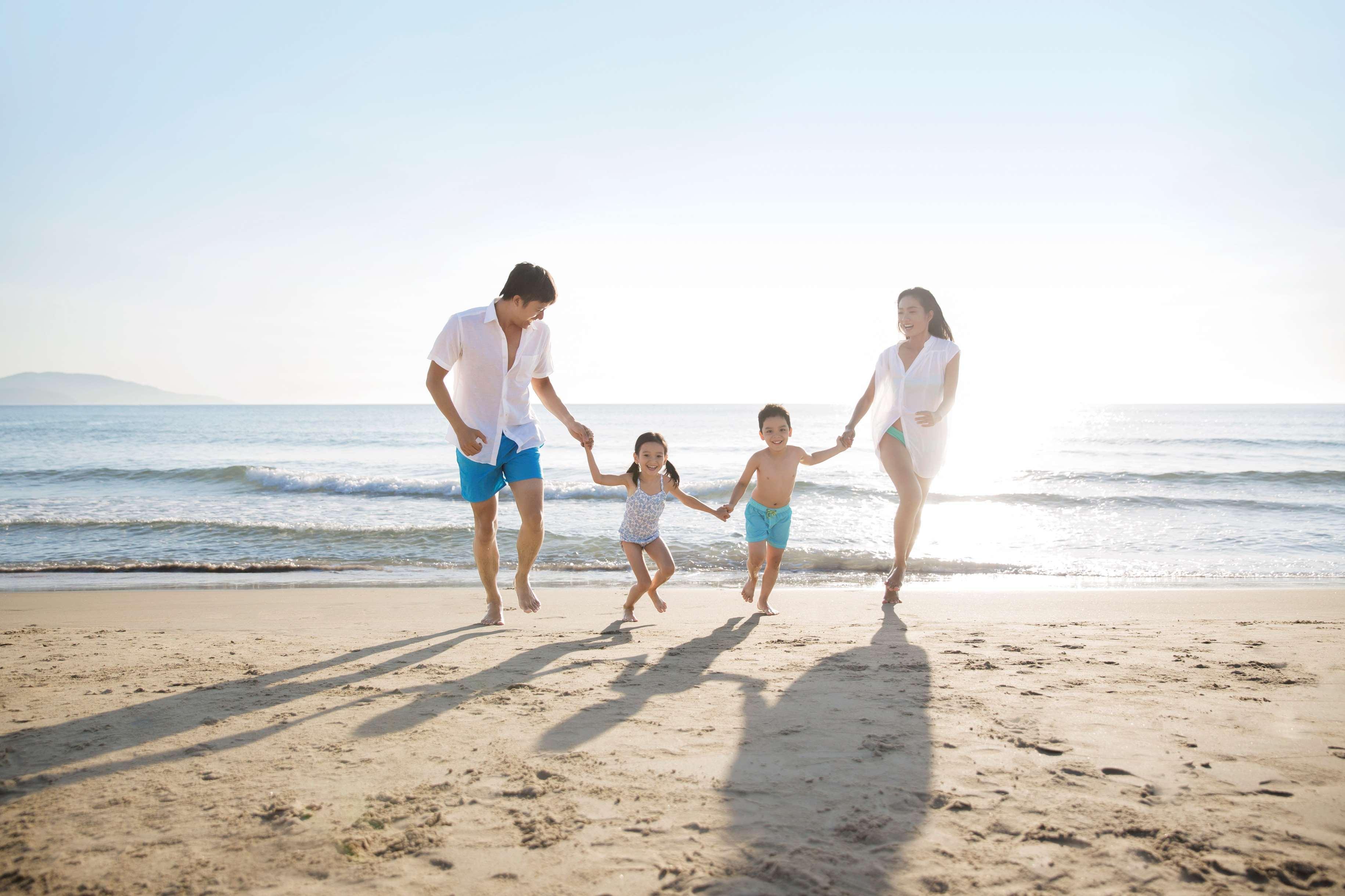 حياة ريجنسي دانينج ريزورت آند سبا دا نانغ المظهر الخارجي الصورة Family on the beach