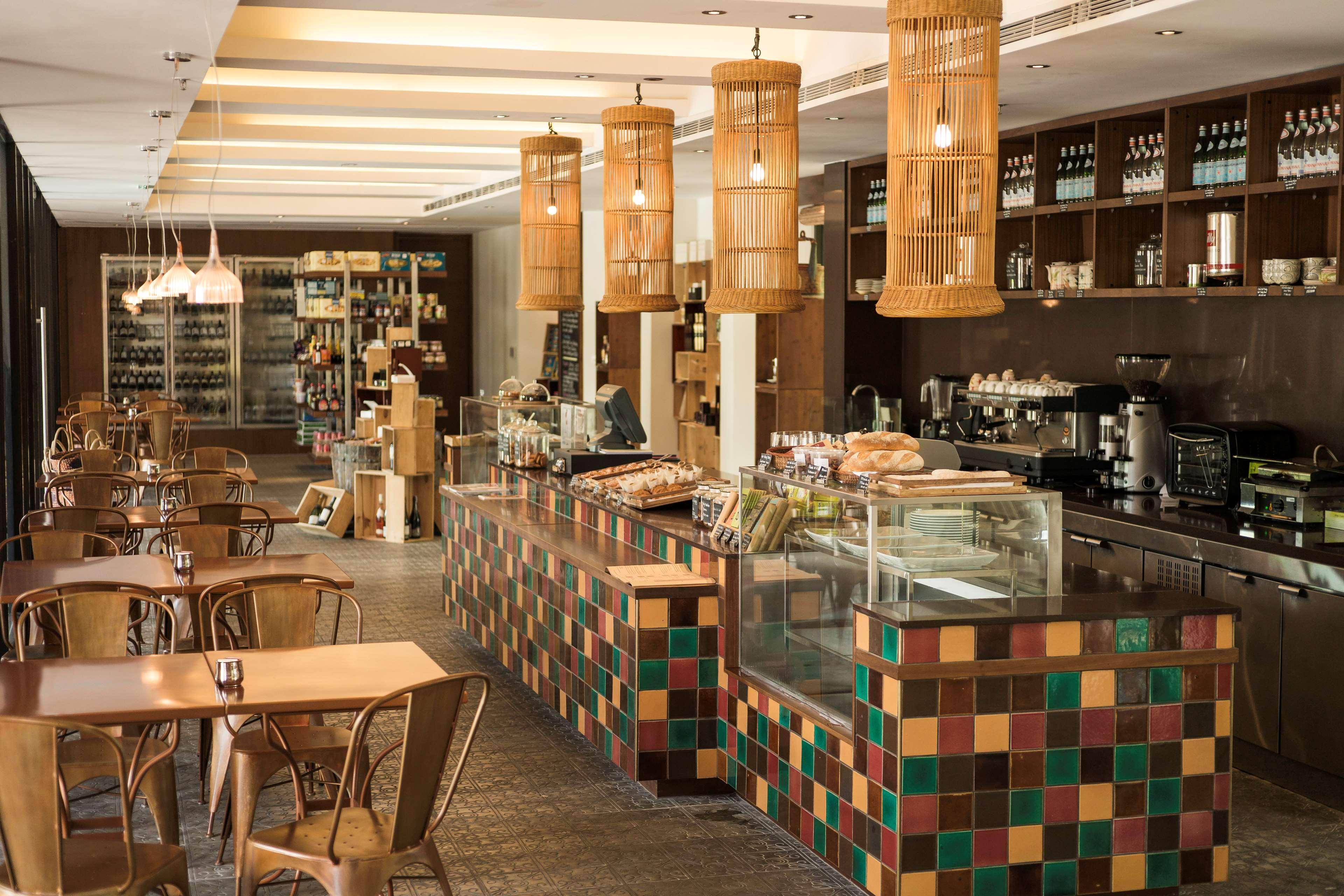 حياة ريجنسي دانينج ريزورت آند سبا دا نانغ المظهر الخارجي الصورة The interior of a typical café