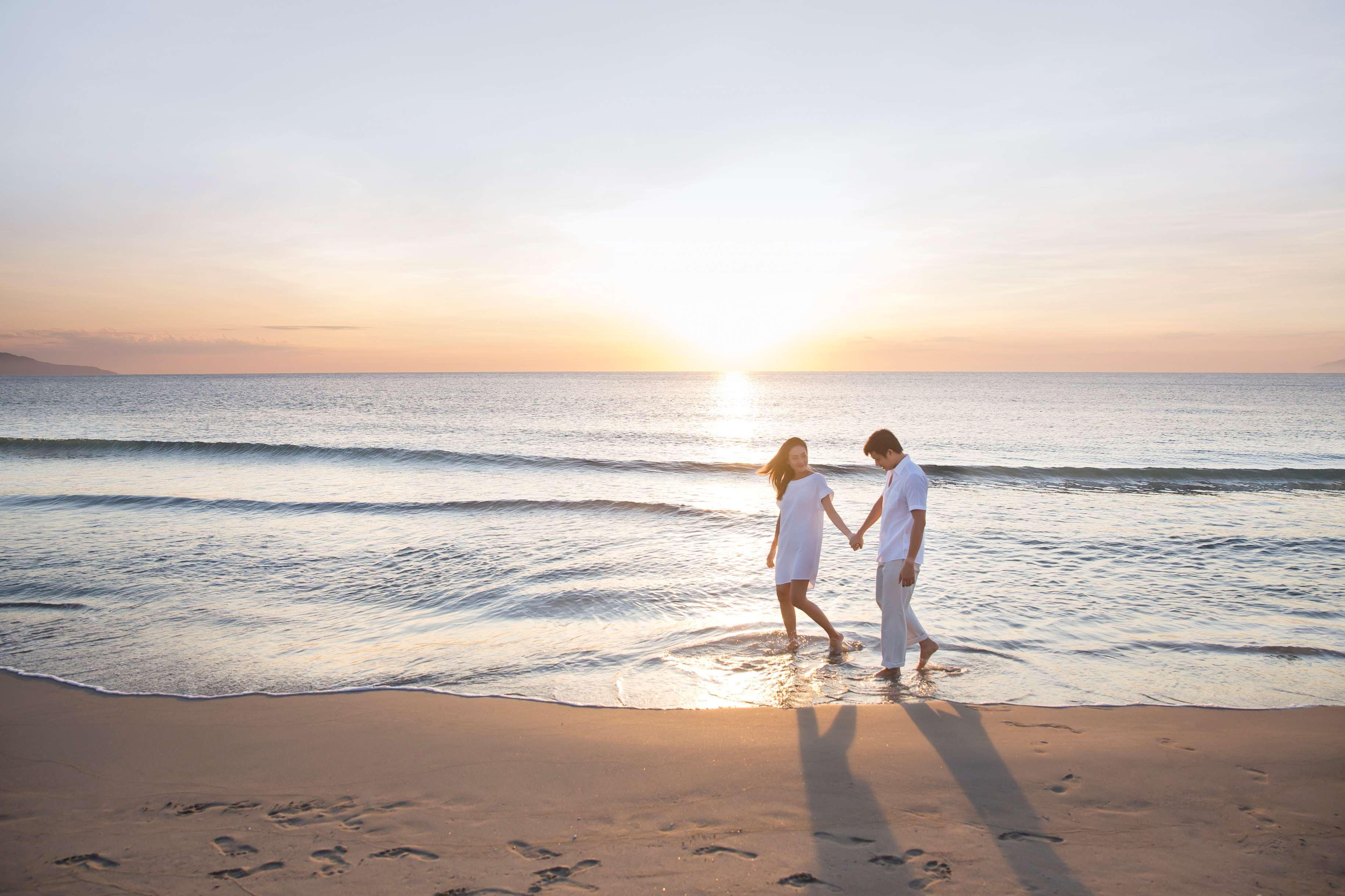 حياة ريجنسي دانينج ريزورت آند سبا دا نانغ المظهر الخارجي الصورة Sunset at the beach