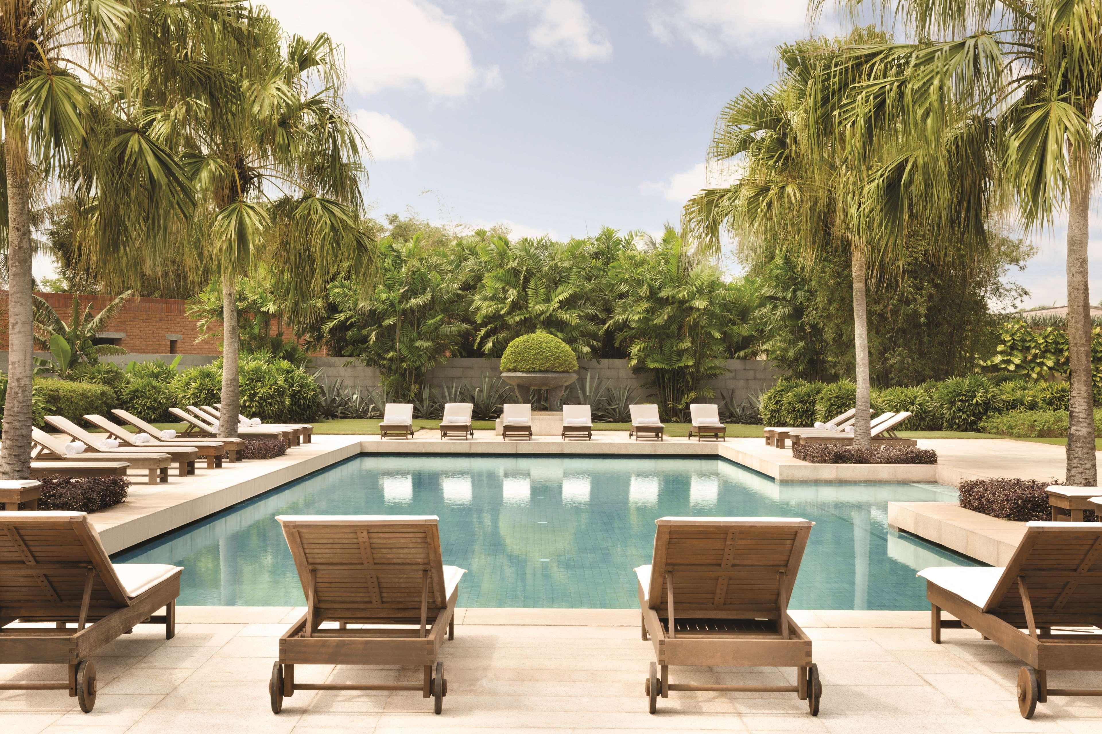 حياة ريجنسي دانينج ريزورت آند سبا دا نانغ المظهر الخارجي الصورة The pool at the Four Seasons Hotel