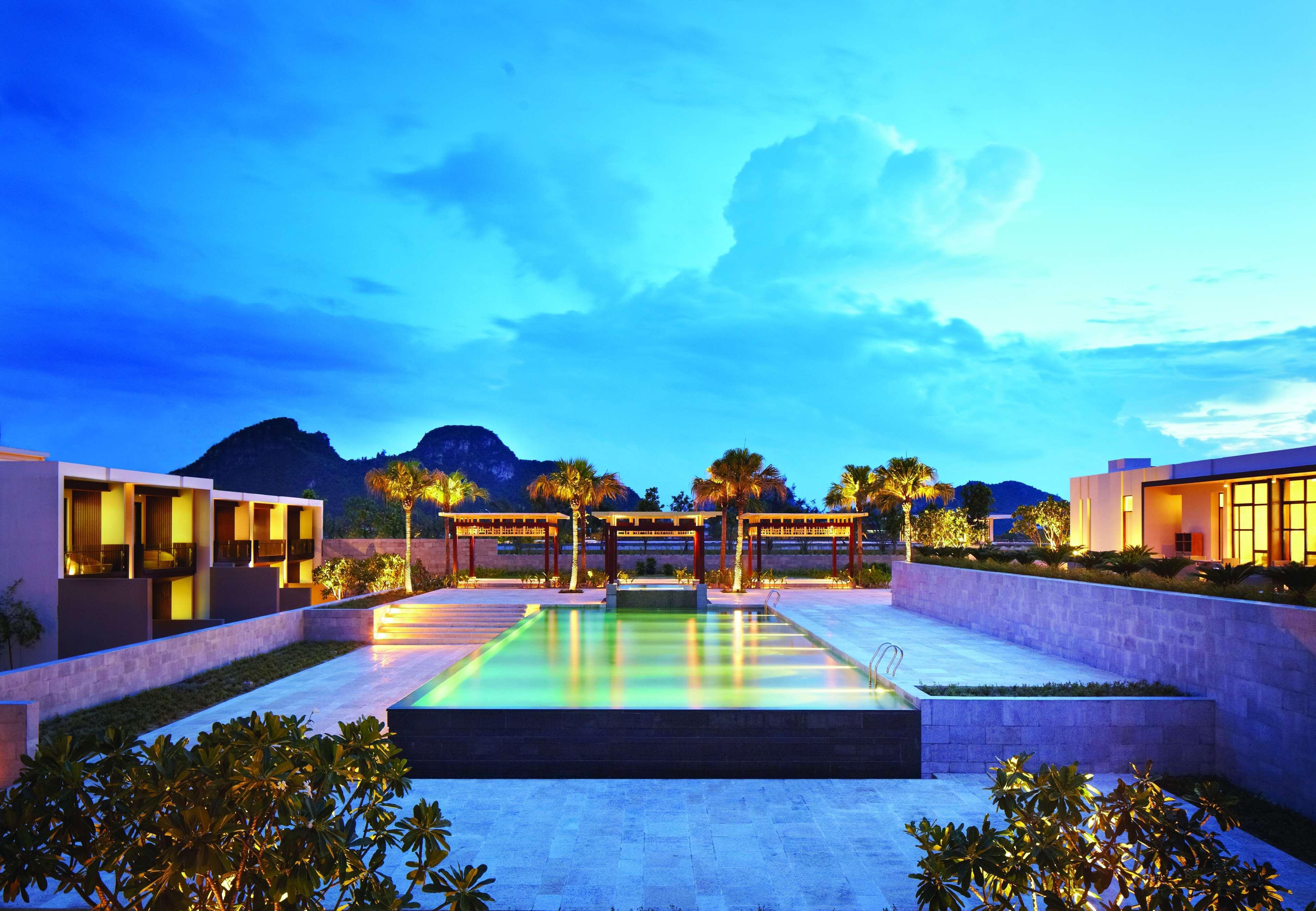 حياة ريجنسي دانينج ريزورت آند سبا دا نانغ المظهر الخارجي الصورة The resort at dusk
