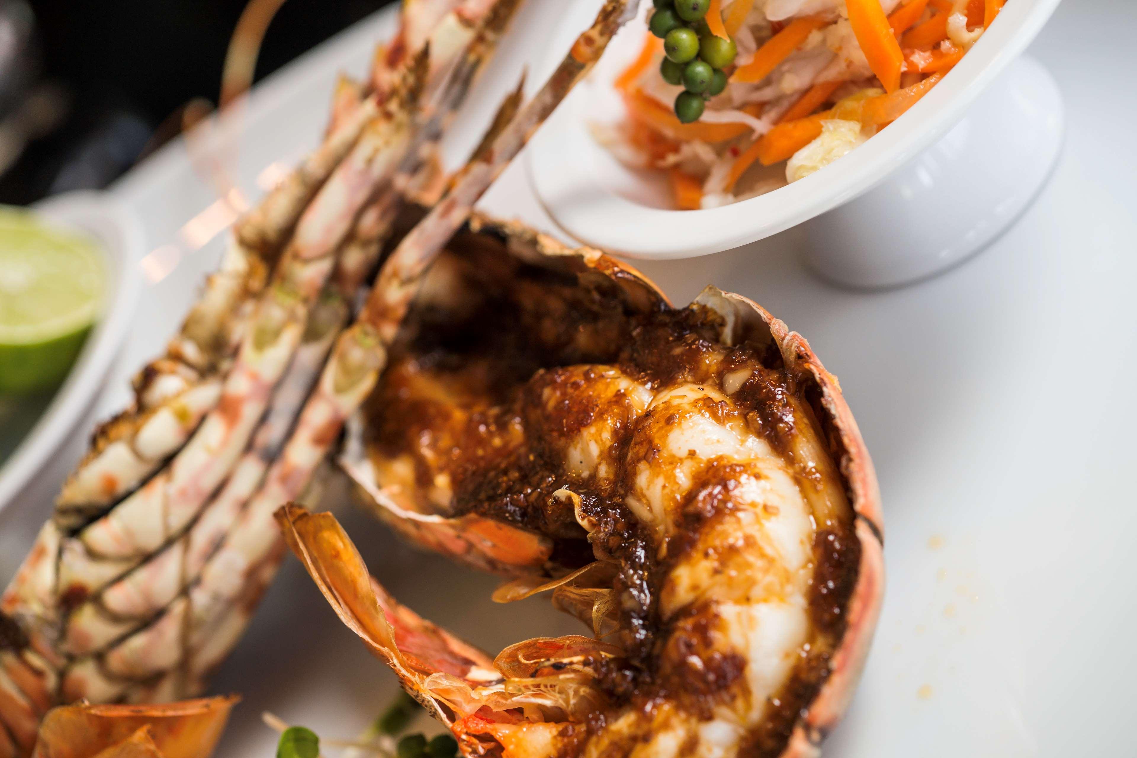 حياة ريجنسي دانينج ريزورت آند سبا دا نانغ المظهر الخارجي الصورة A lobster prepared at the restaurant