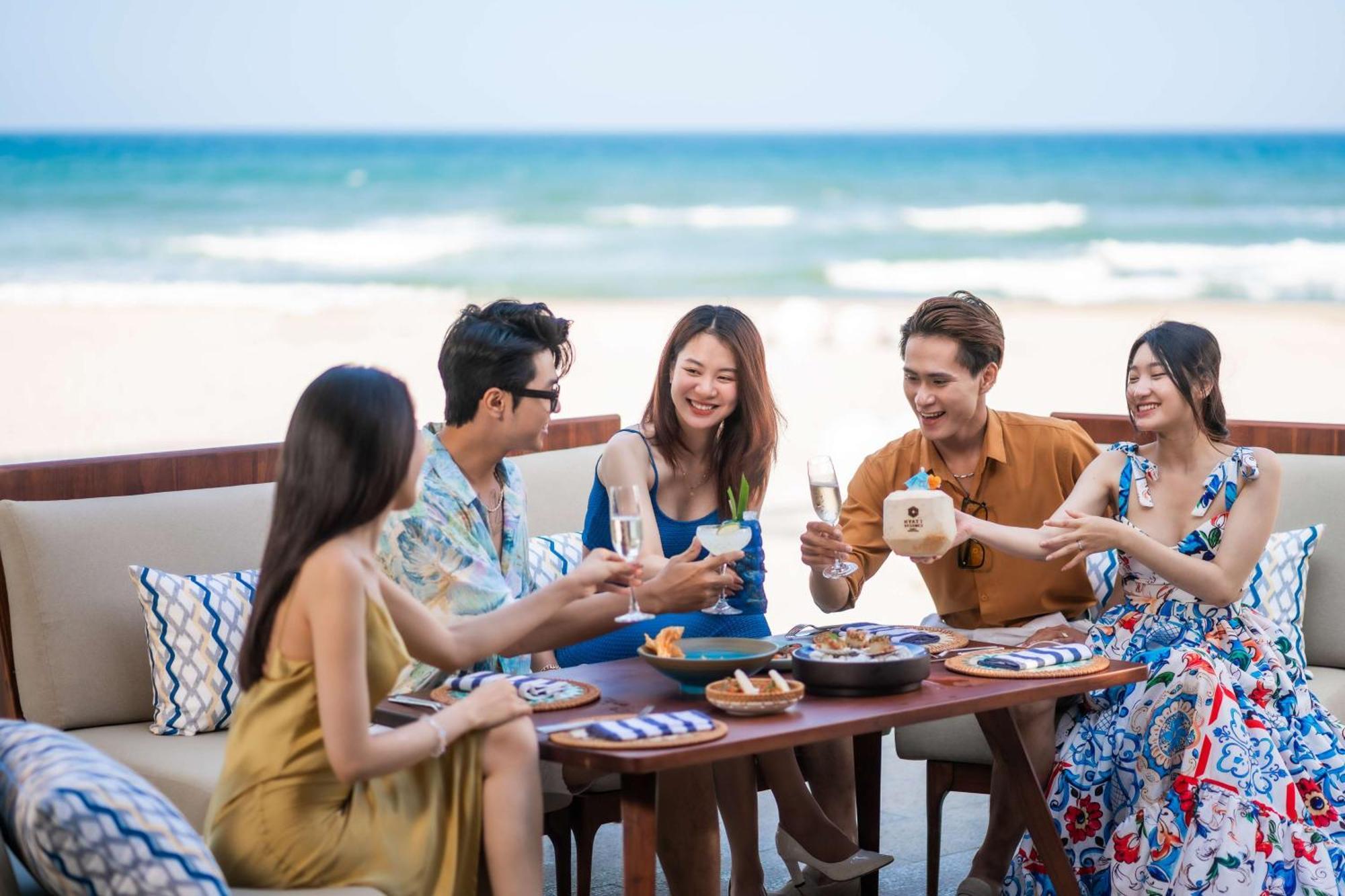 حياة ريجنسي دانينج ريزورت آند سبا دا نانغ المظهر الخارجي الصورة A group of tourists in Nha Trang