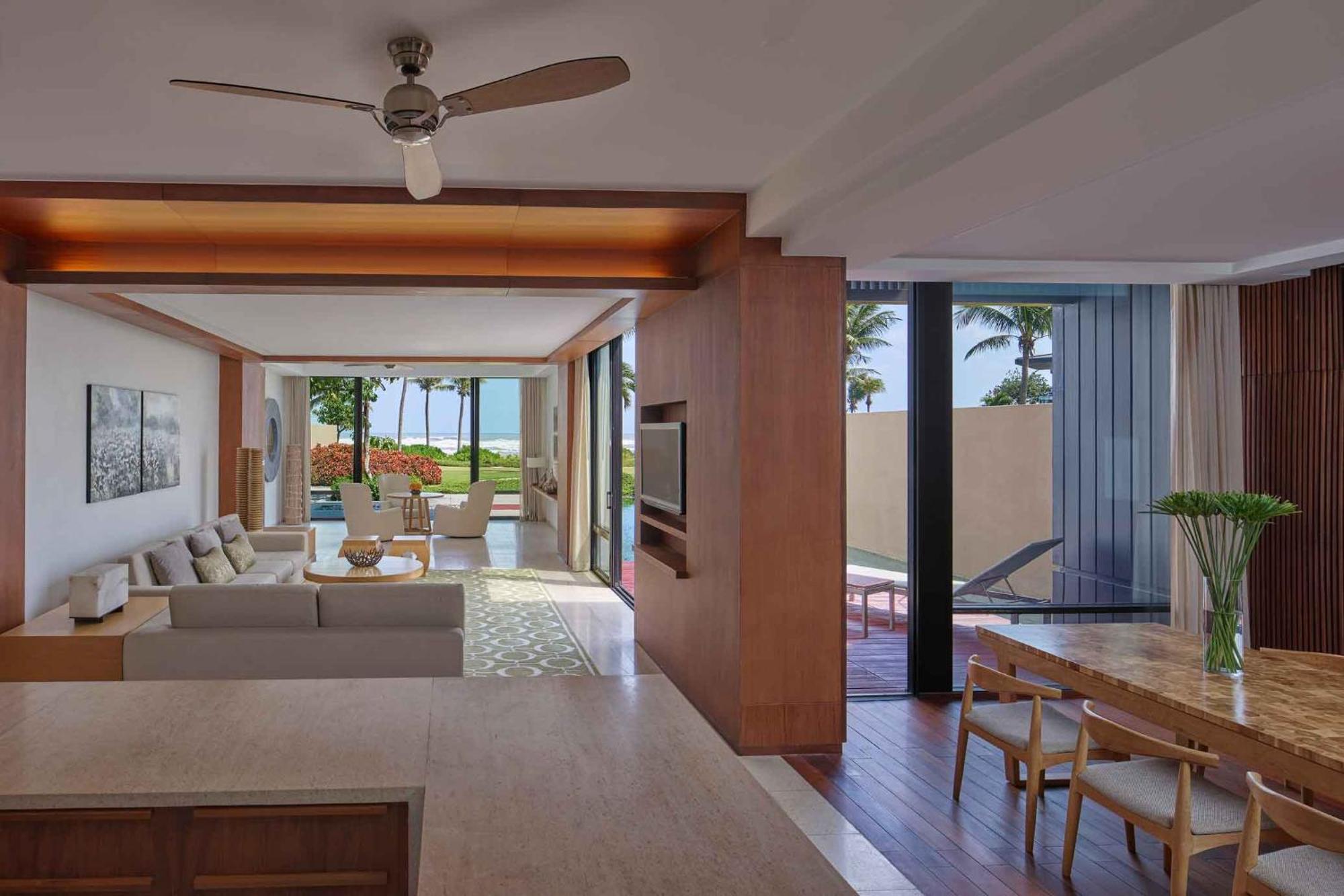 حياة ريجنسي دانينج ريزورت آند سبا دا نانغ المظهر الخارجي الصورة A living room at the resort